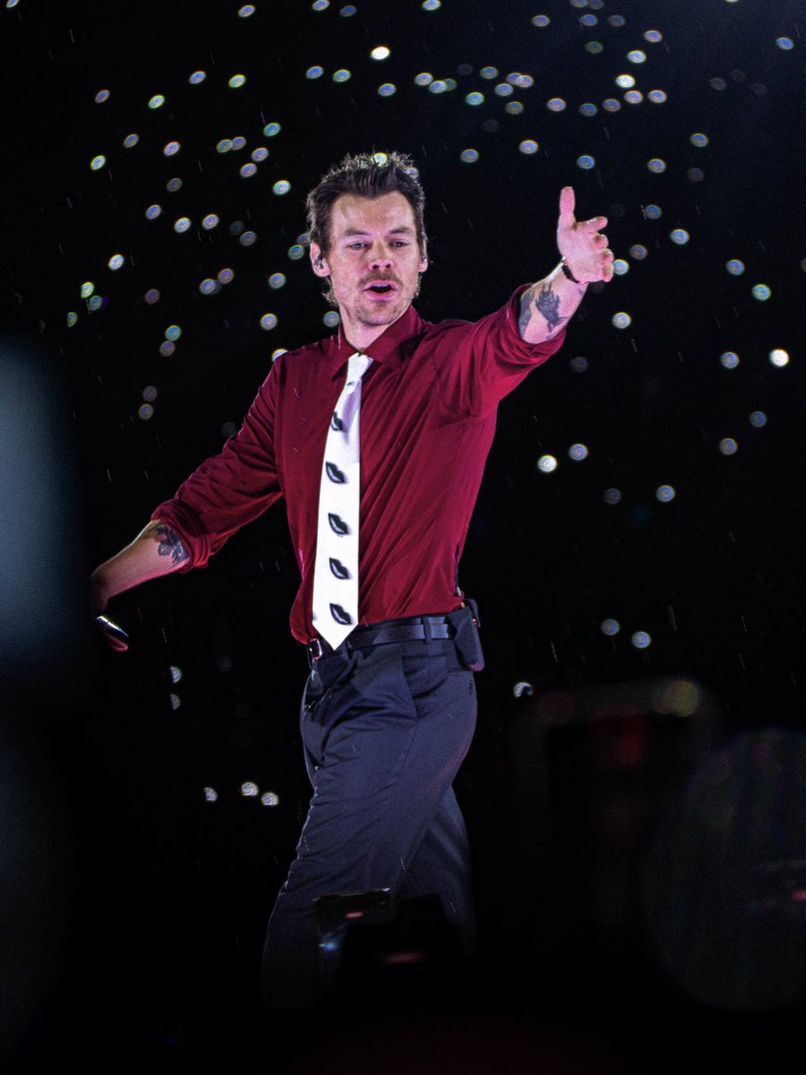 mateorojasj's tweet photo. HARRY STYLES NOCHE 5 con todo y lluvia https://t.co/HmkVAGCDB1