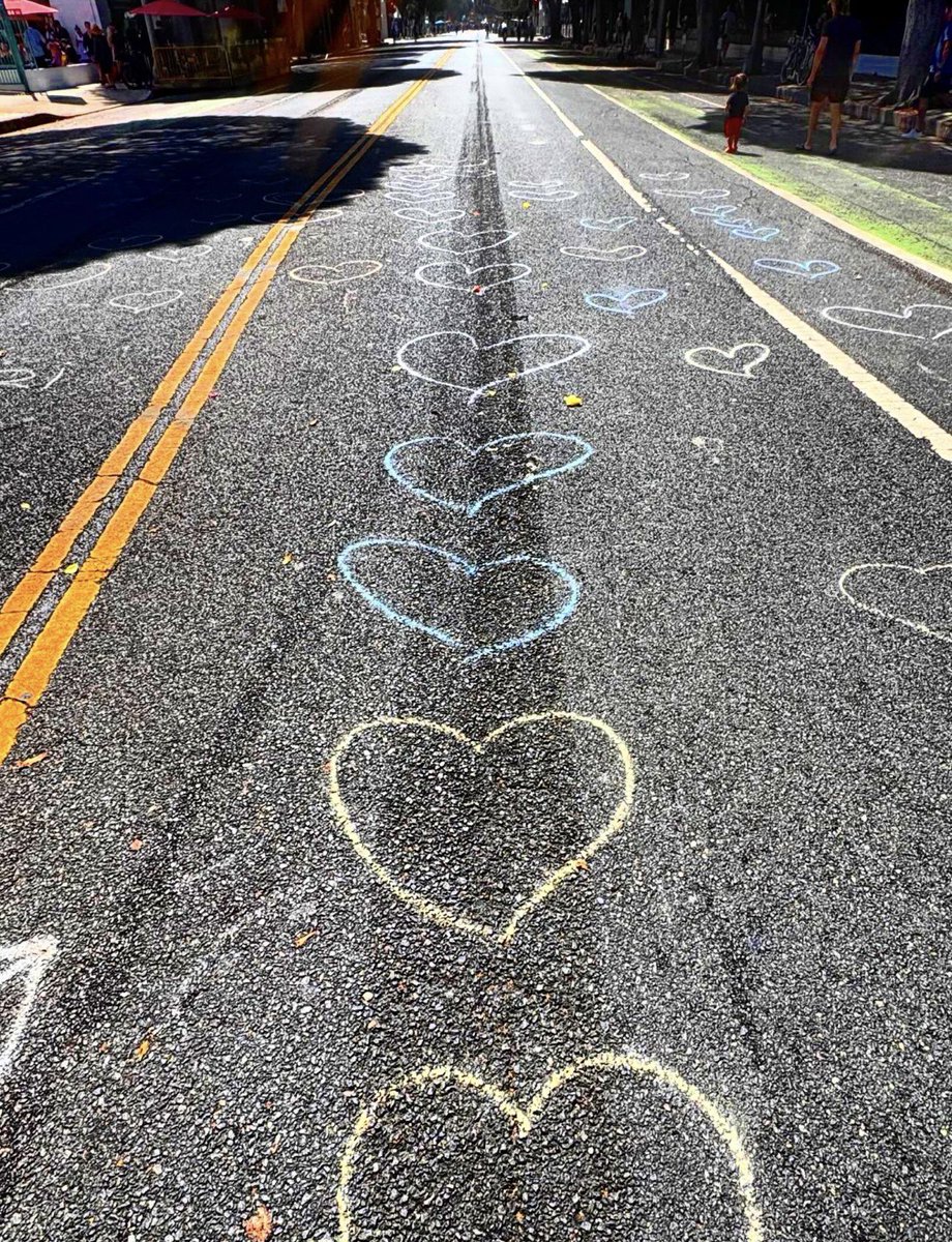 isawthismorning's tweet photo. 🩶🤍🖤🩶🤍🖤 Main Street, Santa Monica. #parade #chalkart #chalkdrawing #santamonica #losangeles https://t.co/J0NiGilWuG