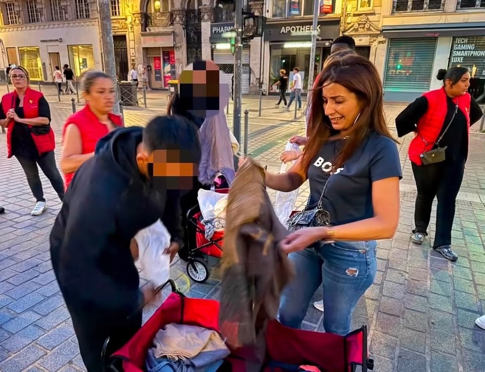 BouananiKalid's tweet photo. ❤️ Derrière chaque repas distribué, il y a surtout une rencontre, un regard, quelques mots et beaucoup d’humanité.

Nos #maraudes, c’est être là, simplement, pour celles et ceux que la rue n’épargne pas.

#Solidarité #SansAbri #Lille

❤️ Cœur Étoilé 🌟
👉 https://t.co/G1MCJpRV3z https://t.co/RciNGCwHTF