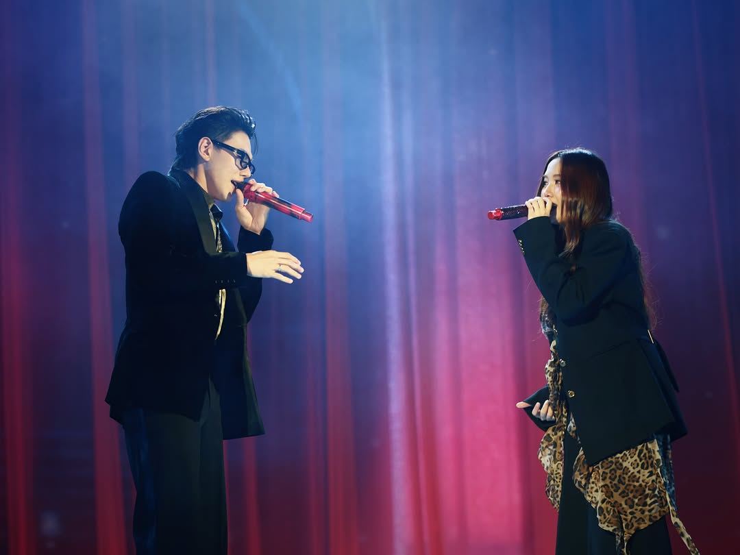 yoongsar's tweet photo. Freen chemistry duo on stage with ally and daou is so good, they serving amazing performance 🤍

#RoomNumberFreen 
#InTheFreenRoom 
#srchafreen https://t.co/sxq6mkFykX