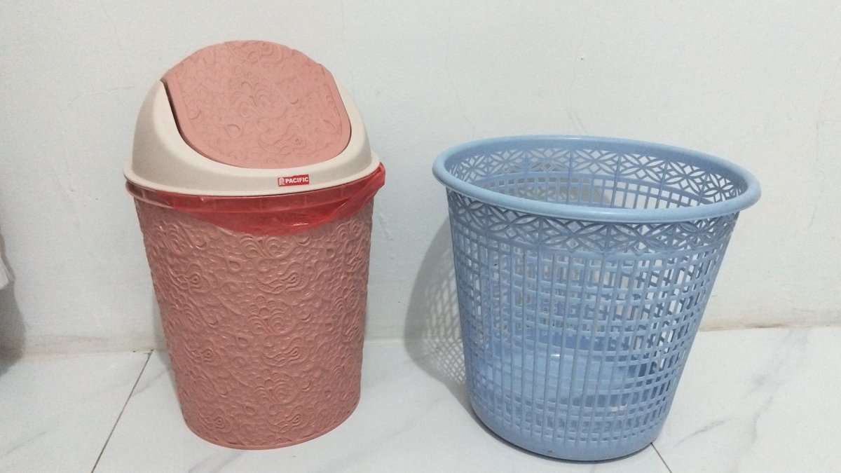 biesikanghoib's tweet photo. fungsi punya 2 tempat sampah di kamar kost sekecil ini tuh apa nyak? siapa yang mau dibuang? https://t.co/Bf38fVC4Gd