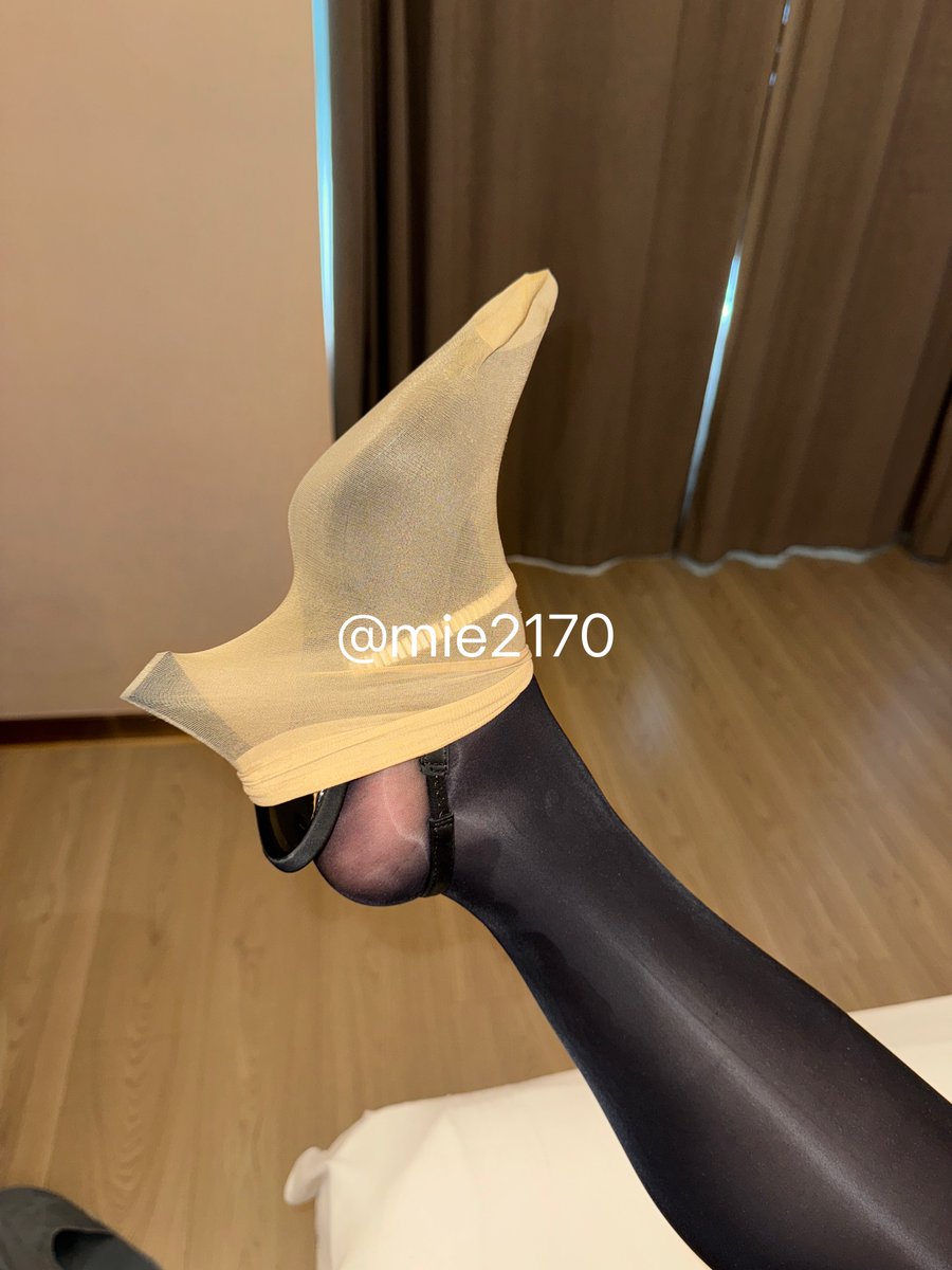 mie2170's tweet photo. 沾满圣水的油亮黑丝踩在脸上射的好快 https://t.co/Q09FHz6HOc