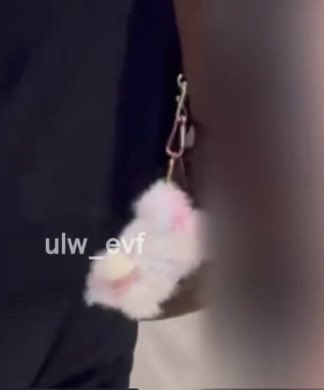 JNJMEnt's tweet photo. JN tu bukan tipe orang yg suka gantung2 bagcharm, jarang bgt pasti kalian liat 😭 tapi ini couple an bagcharm sama nana 🥹 nana pinky, JN item huhu -jnjm
https://t.co/ljFKUac4QV