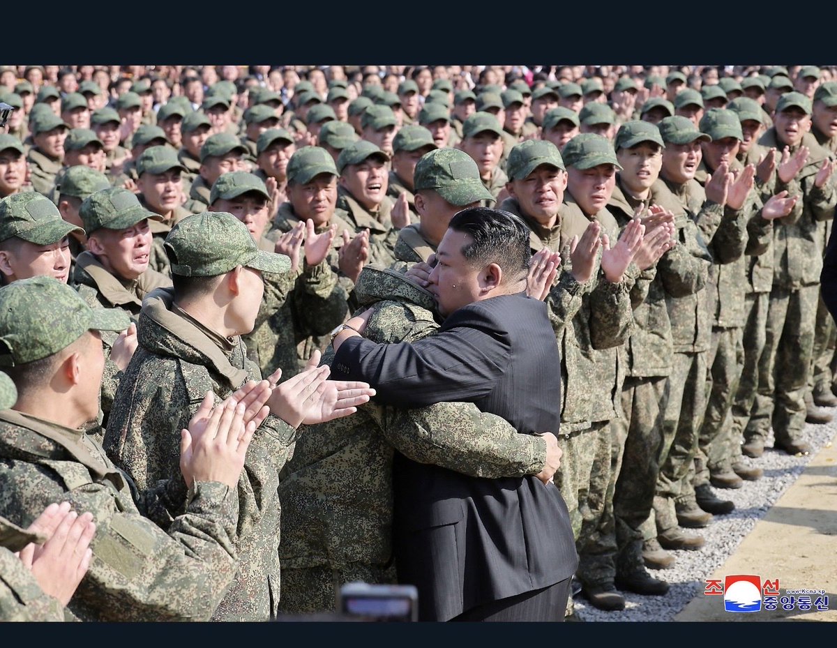GrafKorina's tweet photo. Nordkorea schickt 50.000 Soldaten nach Russland.
So geht Pjöngjang mit seinen Menschen um: als wären sie Material für Putins Krieg.

Und wir?
Wir schauen zu, wie die Ukraine auch damit noch irgendwie zurechtkommen soll.

Wie viele Armeen soll dieses Land eigentlich noch allein aufhalten?
@bundeskanzler 
@vonderleyen
