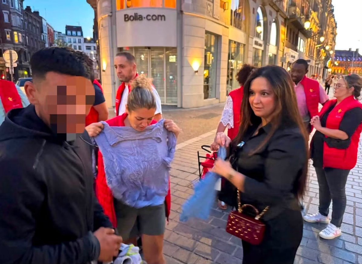 BouananiKalid's tweet photo. 🤝 La solidarité commence parfois par un geste tout simple,prendre le temps de s’arrêter.

Un repas, une boisson, quelques mots et surtout une présence auprès de nos amis de la rue. ❤️

#Maraude #Solidarité #SansAbri #Entraide #Lille

❤️ Cœur Étoilé 🌟
👉 https://t.co/G1MCJpSsT7 https://t.co/q9gEfpN4Fh