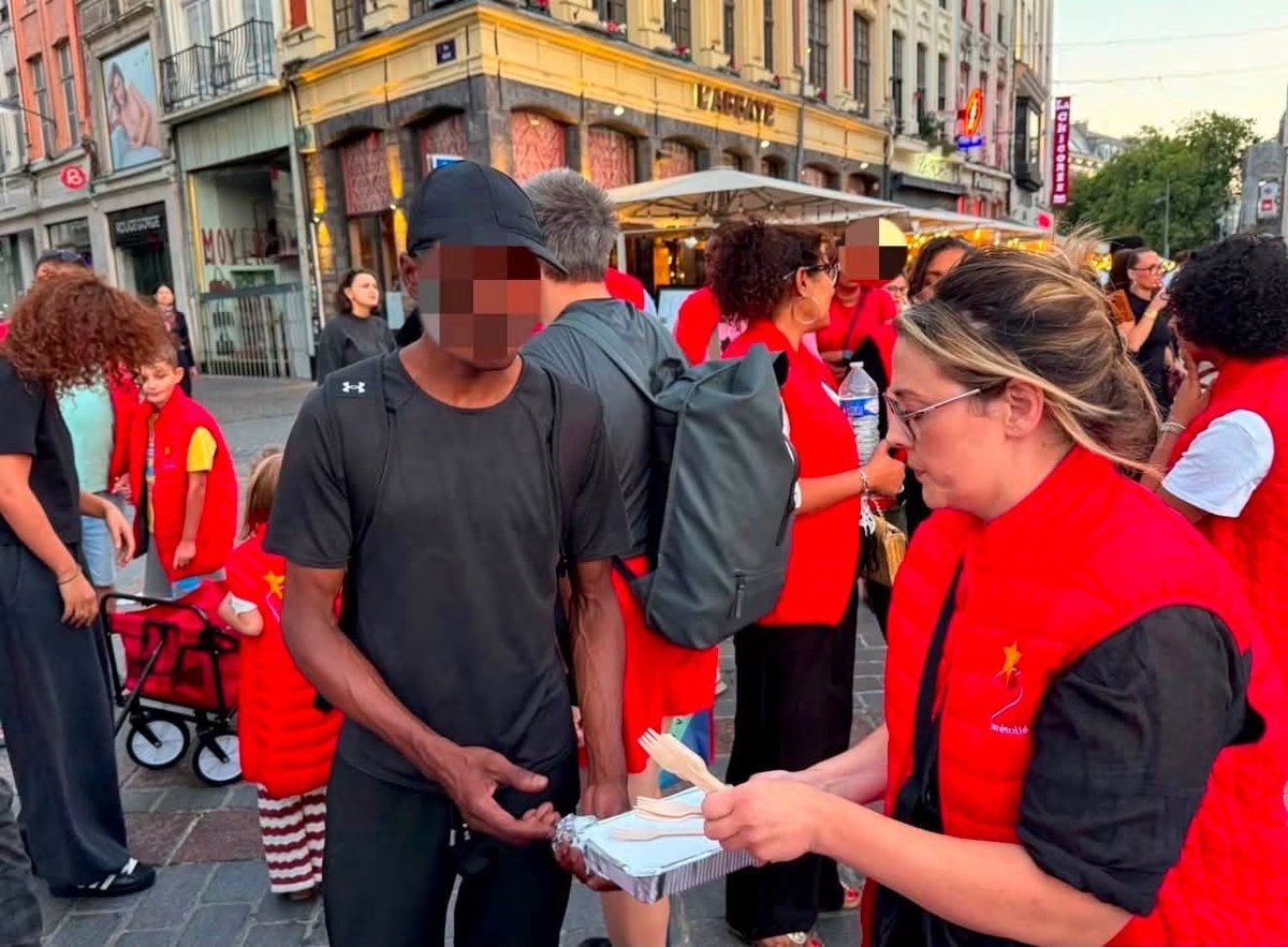 BouananiKalid's tweet photo. Quand la ville ralentit, la solidarité continue.

Nos bénévoles parcourent les rues pour aller à la rencontre de celles &amp; ceux qui vivent dehors.Parce que personne ne devrait se sentir invisible.

#Bénévoles #Humanité #SansAbri #Lille

❤️ Cœur Étoilé 🌟
👉 https://t.co/G1MCJpRV3z https://t.co/heUrGvEU8L