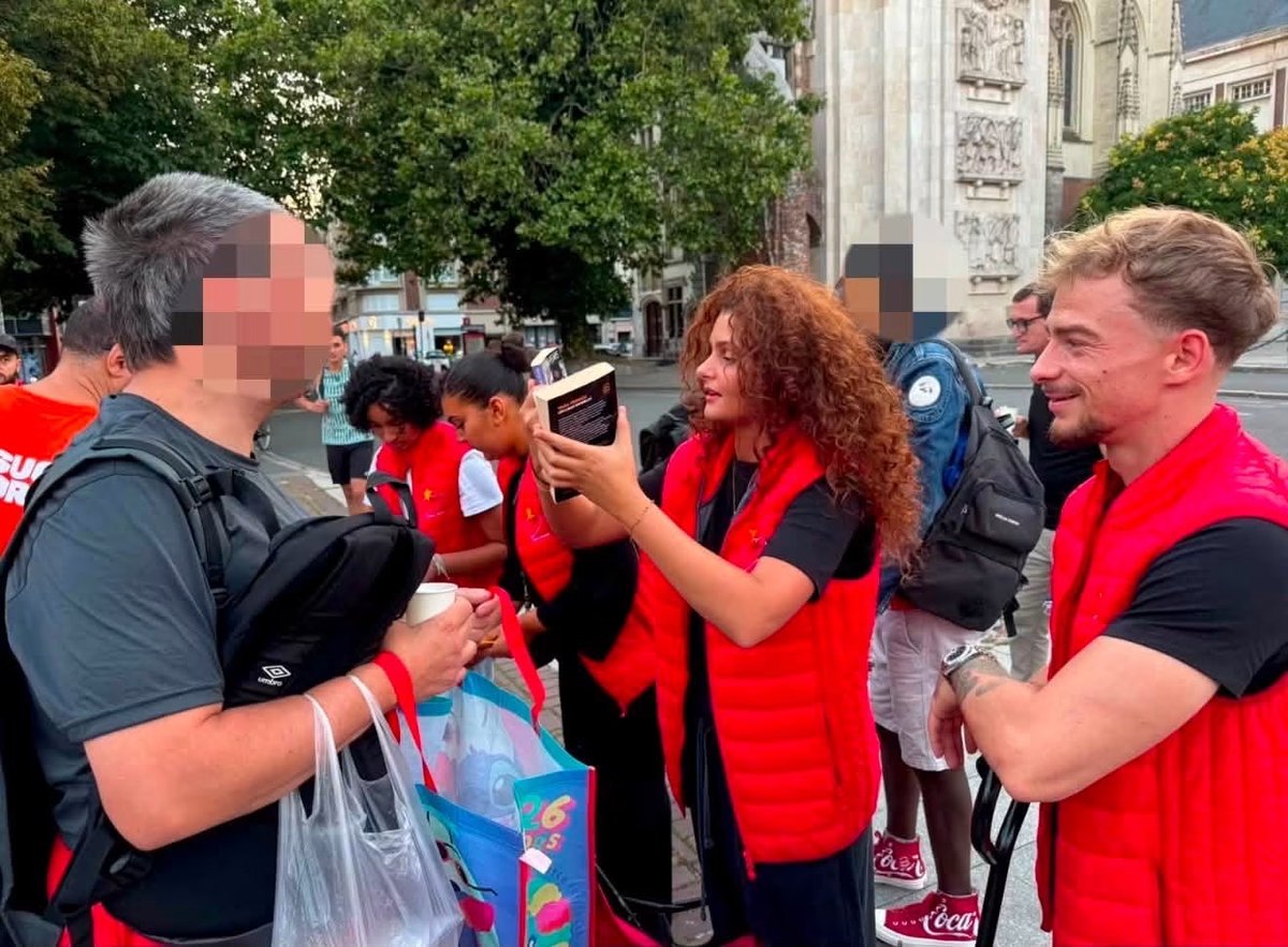 BouananiKalid's tweet photo. Quand la ville ralentit, la solidarité continue.

Nos bénévoles parcourent les rues pour aller à la rencontre de celles &amp; ceux qui vivent dehors.Parce que personne ne devrait se sentir invisible.

#Bénévoles #Humanité #SansAbri #Lille

❤️ Cœur Étoilé 🌟
👉 https://t.co/G1MCJpRV3z https://t.co/heUrGvEU8L