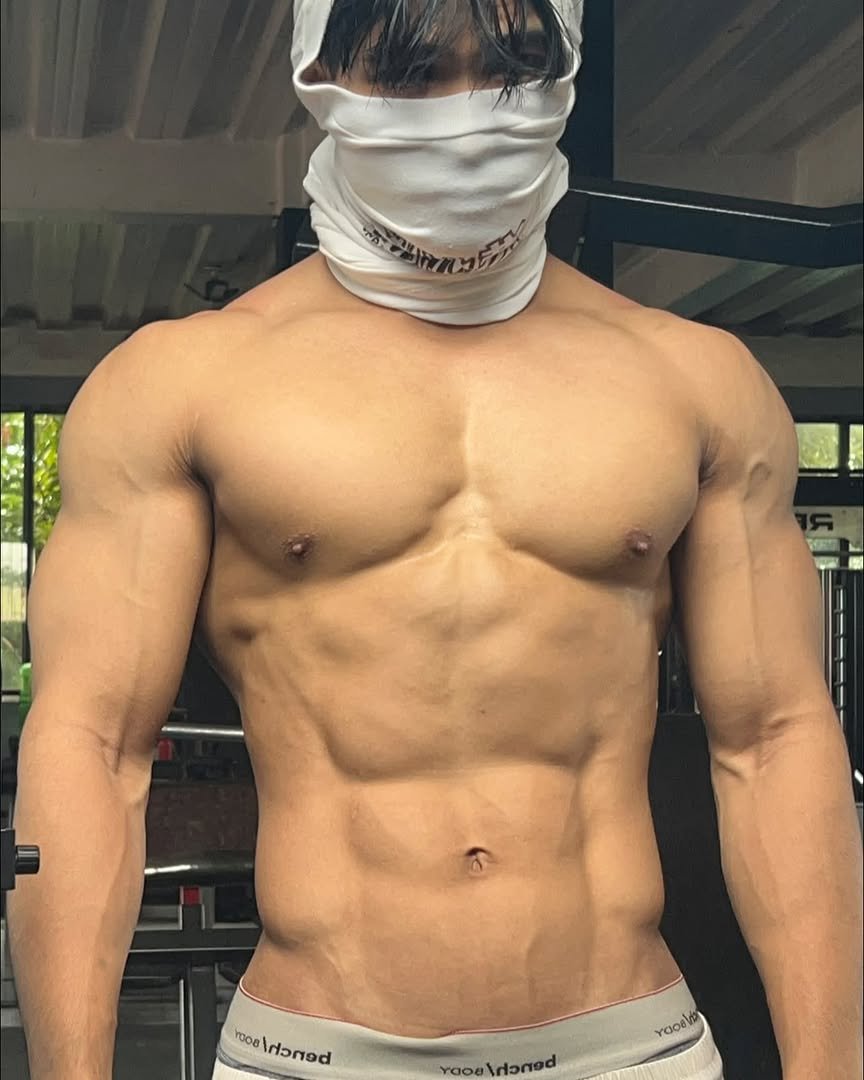 brondmusclepics's tweet photo. Ini contoh kalau proporsi lebih penting daripada sekadar badan besar. Deltoid yang lebar + chest yang penuh + waist yang ramping bikin upper body terlihat jauh lebih dominan.

Kalau cuma boleh pilih satu: bahu, dada, atau lengan? 💪 https://t.co/vHAUAp9Cv2