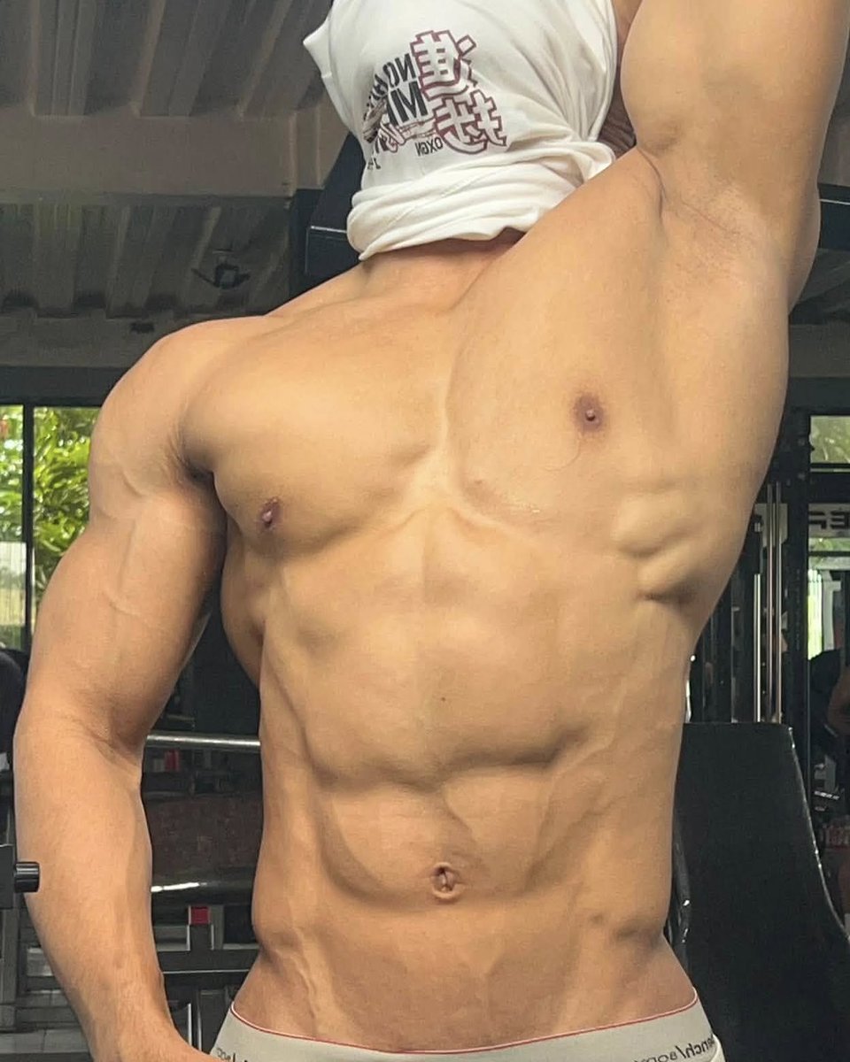 brondmusclepics's tweet photo. Ini contoh kalau proporsi lebih penting daripada sekadar badan besar. Deltoid yang lebar + chest yang penuh + waist yang ramping bikin upper body terlihat jauh lebih dominan.

Kalau cuma boleh pilih satu: bahu, dada, atau lengan? 💪 https://t.co/vHAUAp9Cv2