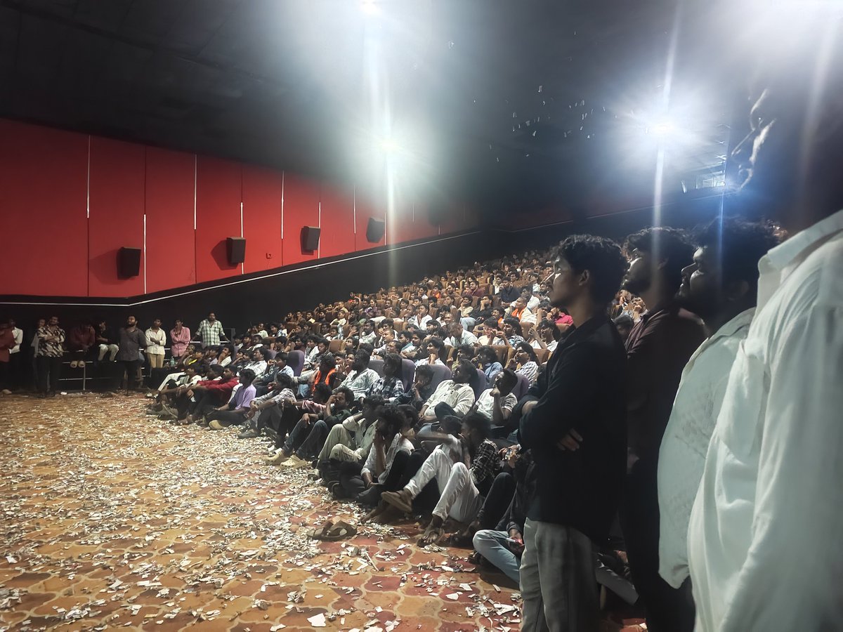 Ursjaswanthh's tweet photo. Crowd Puller @urstrulyMahesh 😭🔥
Amalapuram Sekhar Theatre 🔥📈 

#Dookudu4k #HBDSuperStarMahesh https://t.co/RRwQ493064