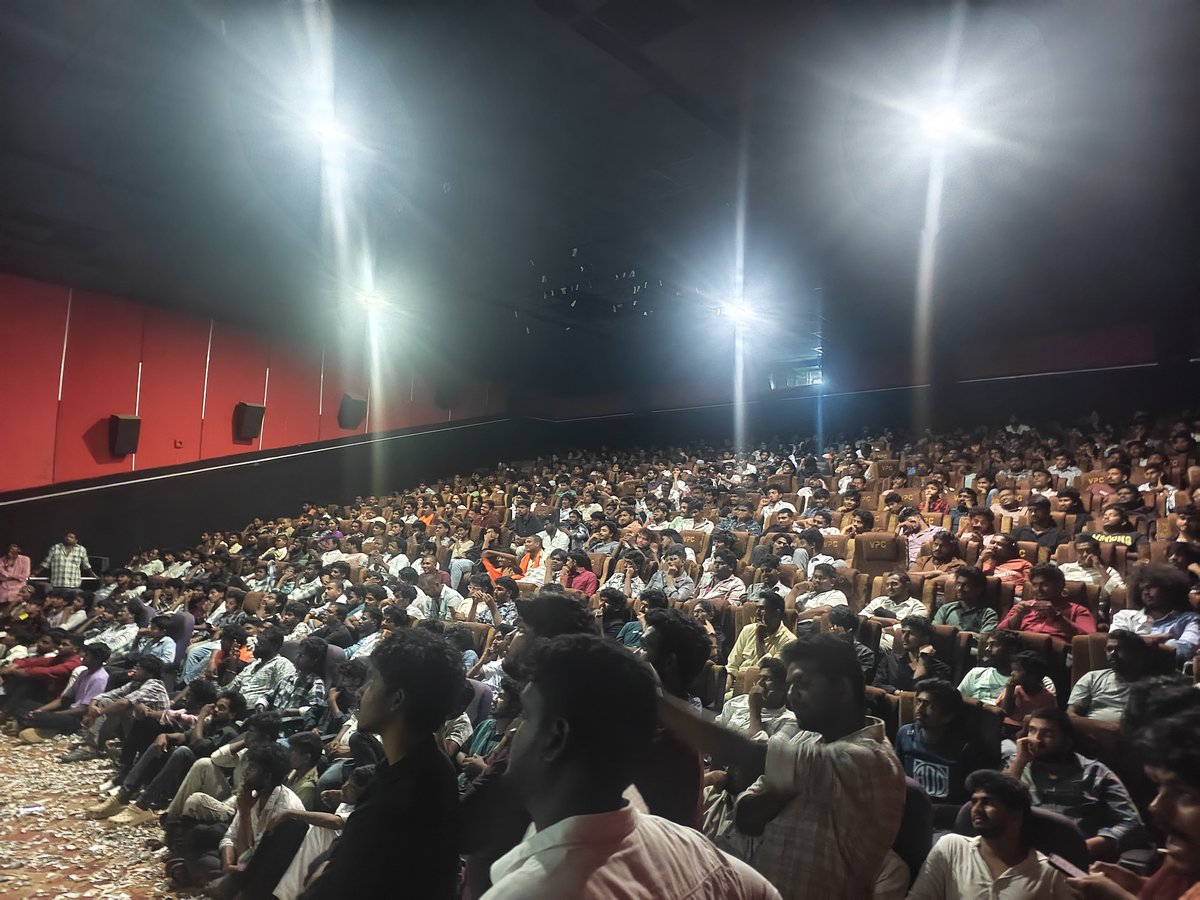 Ursjaswanthh's tweet photo. Crowd Puller @urstrulyMahesh 😭🔥
Amalapuram Sekhar Theatre 🔥📈 

#Dookudu4k #HBDSuperStarMahesh https://t.co/RRwQ493064