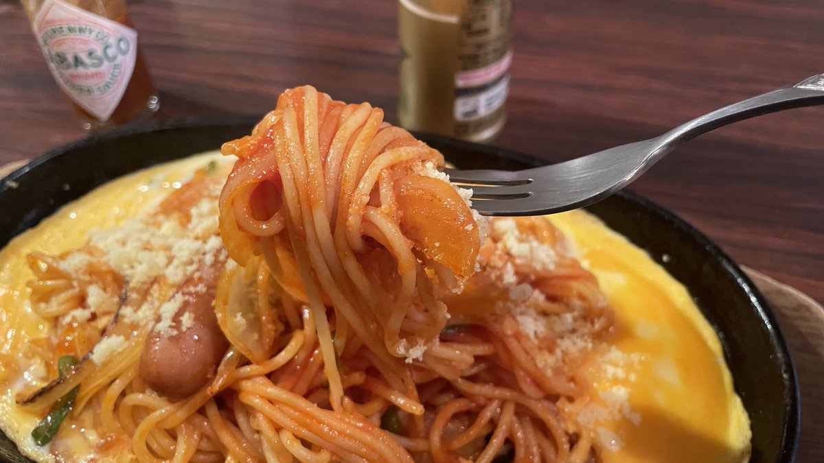 oinagoya's tweet photo. 喫茶ミハルのイタリアンスパゲティを食べに、名古屋においでよ。
熱々鉄板に卵が敷かれた、喫茶の定番軽食だよ。

中二階があるレトロ喫茶で、ご当地グルメを味わってね～🍝 https://t.co/naj1TqODLr