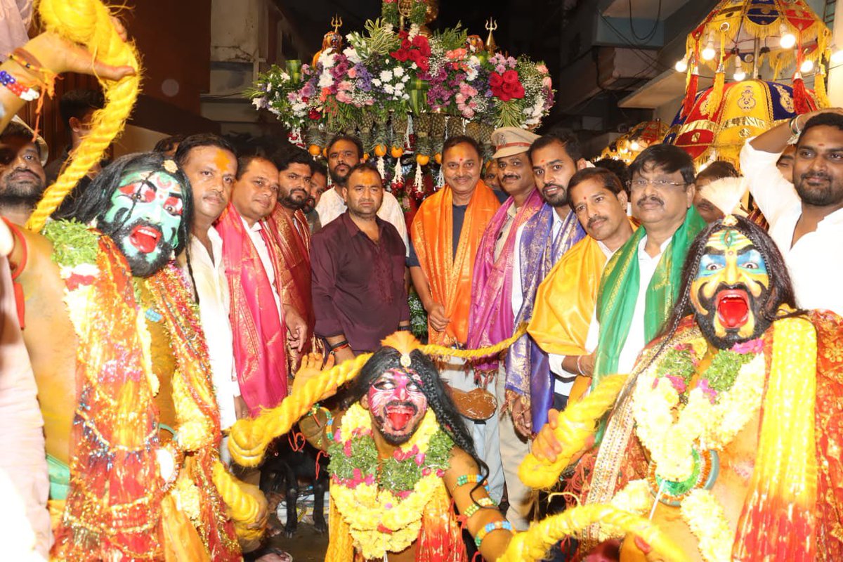 BrsBandari's tweet photo. బోనాల పండుగ సందర్భంగా పలు ఆలయాలను సందర్శించి ప్రత్యేక పూజలు నిర్వహించిన ఉప్పల్ ఎమ్మెల్యే బండారి లక్ష్మారెడ్డి గారు. https://t.co/t1pI1ElZlt