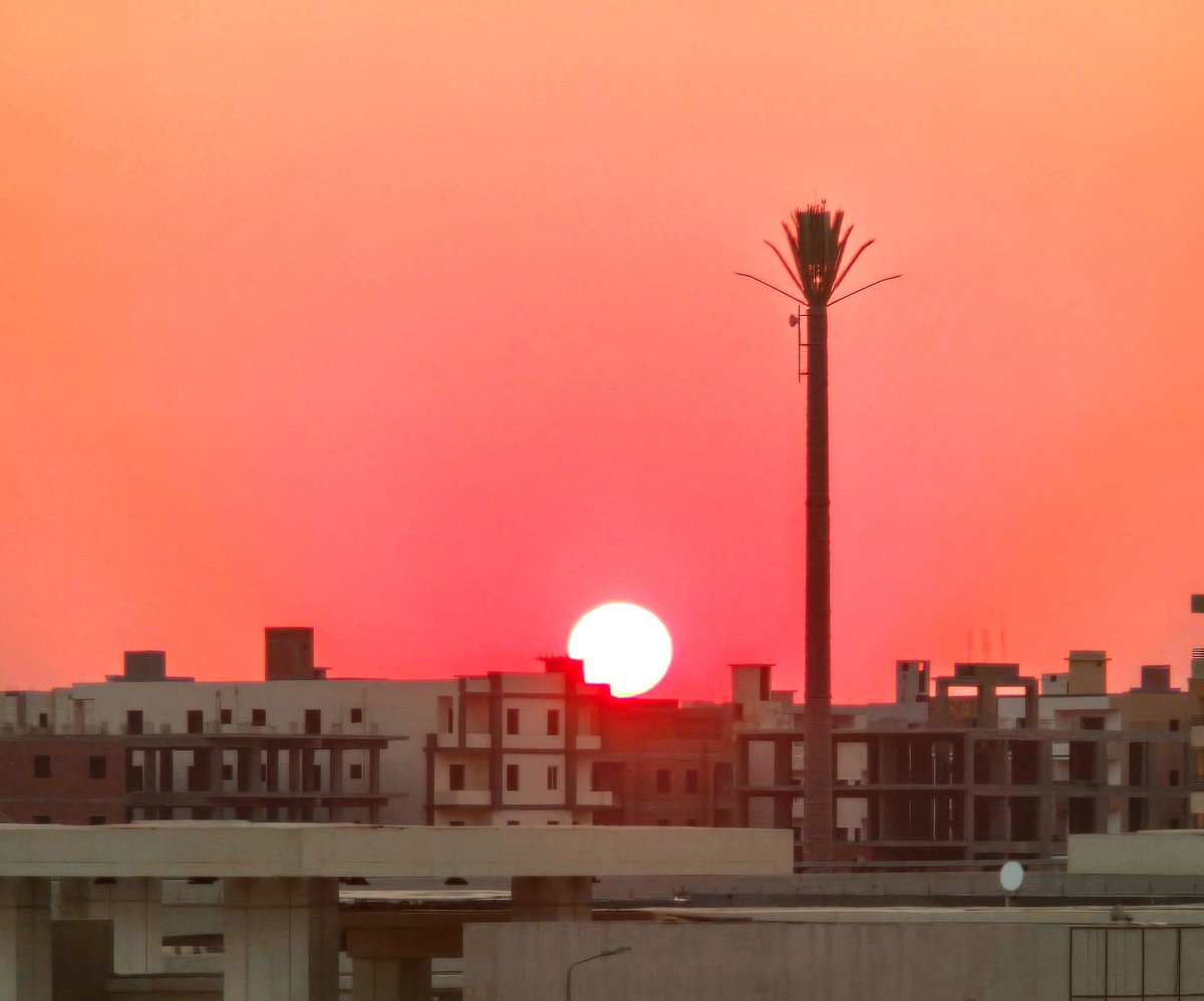 alhendi2015's tweet photo. غروب الشمس لوحةٌ تقول لنا بصمت: اطمئن، فحتى أجمل الأشياء لها وقتٌ للرحيل." https://t.co/Tw4apVHyZZ
