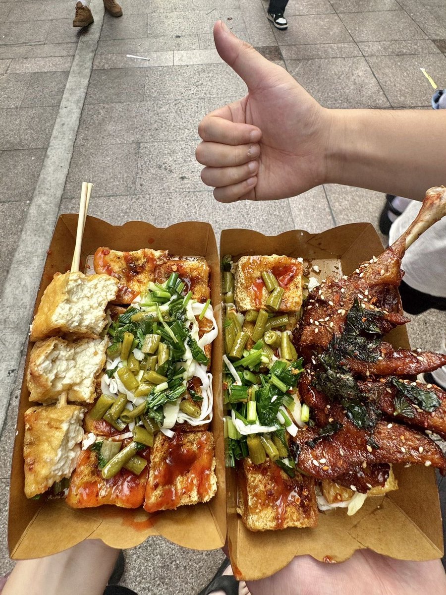 ClaireMarivjir's tweet photo. Craving authentic street snacks Just found a steaming hot stinky tofu stall by the road—crunchy exterior, savory sauce inside, perfect late-night treat! https://t.co/BzEQ2a3ikM