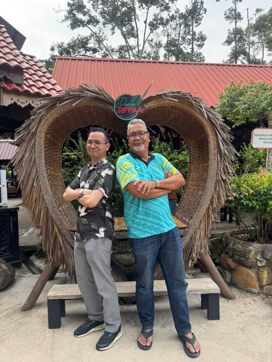 SyimanSyareman's tweet photo. How time flies… 🥹 20+ years later.

Jumpa balik Cikgu Rodzi pada hari terakhir beliau sebagai guru. First nampak aku terus, “Syareman??” 😭 Lepas tu terus tanya pasal arwah ayah.

Selepas 20+ tahun, cikgu masih ingat. ❤️ https://t.co/bszNRARrpE