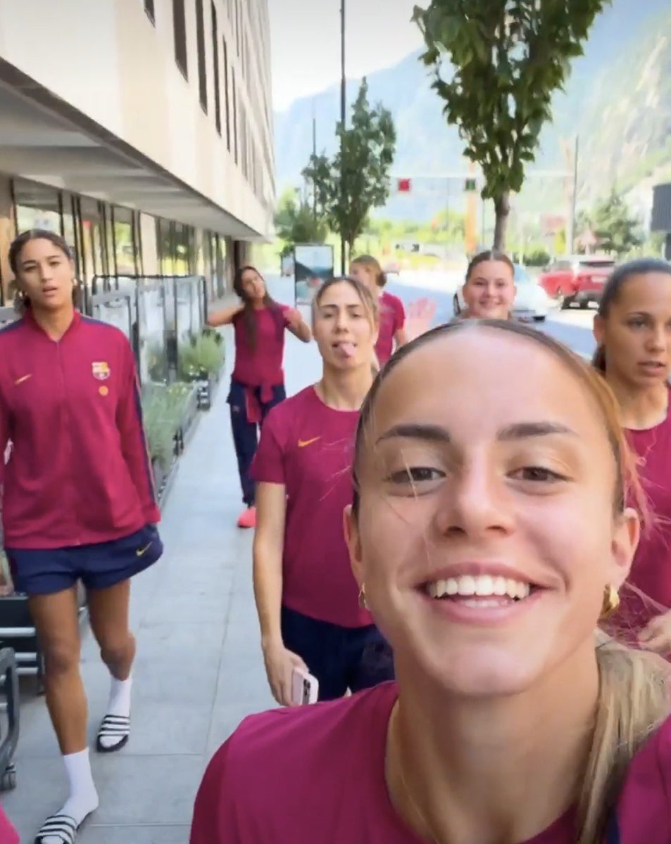 Alexia11Reina's tweet photo. Clara: “chicas selfie pa la mamá” https://t.co/aegmhNp7t0