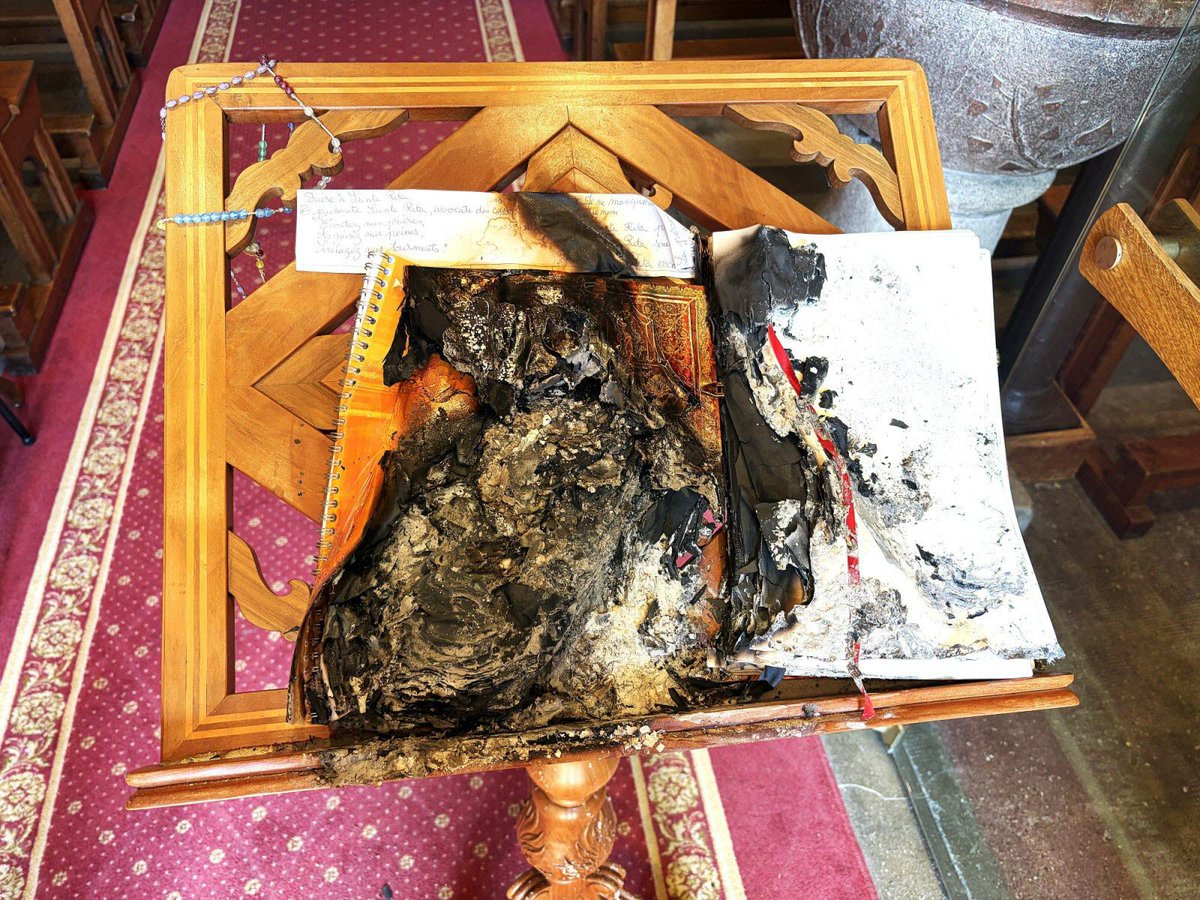 lechochretien's tweet photo. 🔴🇫🇷 𝗔𝗟𝗘𝗥𝗧𝗘 𝗜𝗡𝗙𝗢 — L’église Saint-Jean-Baptiste de Lullin, en Haute-Savoie, a été victime d’un INCENDIE d’origine criminelle.

Un pupitre avec un livre de prières et une table de prospectus ont été VOLONTAIREMENT incendiés.

(Source : Le Dauphiné Libéré) https://t.co/0VHvk2fuVP