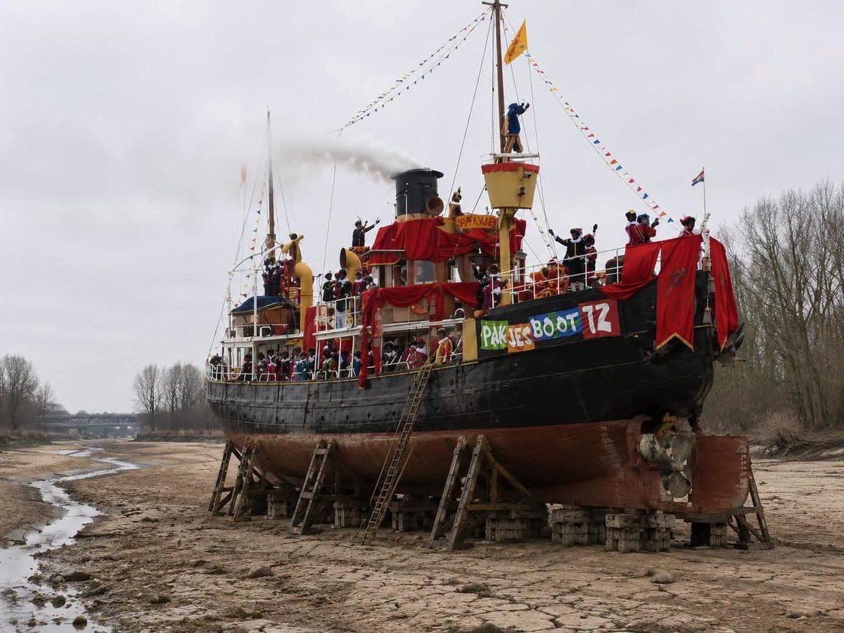 xGarfield's tweet photo. Sinterklaas heeft vertraging wegens de droogte

😂😂😂 https://t.co/l3TRyzk72I