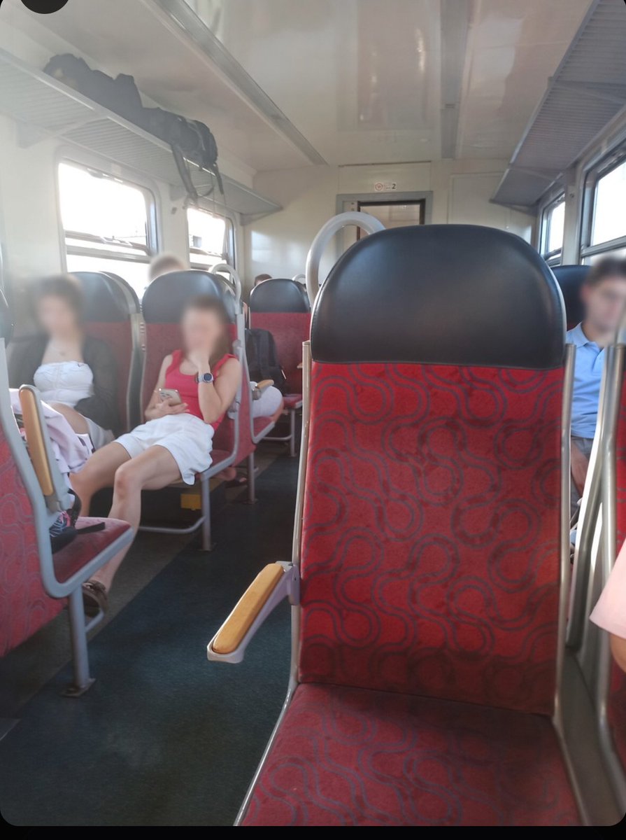 daanielKr's tweet photo. Pociąg z Bielska-Białej do Krakowa to chyba jedno z najgorszych połączeń w Polsce, często zatłoczony, stare głośne jednostki i loteria czy nie będzie awarii 😆 cc @PolaMatysiak https://t.co/eBGA8UXeik