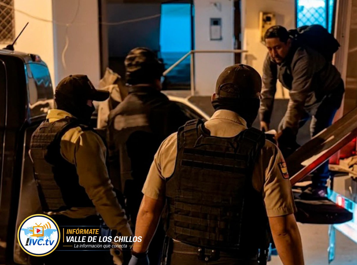 IVCtvEcuador's tweet photo. 🚨 CONMOCIÓN EN AZUAY
Ocho personas fueron encontradas sin vida en una fosa clandestina, en el sector Huasipamba, paraje El Carbón, en el cantón Pucará.
Las víctimas serían 7 hombres y 1 mujer. El hallazgo ocurrió durante un operativo entre la noche del sábado 8. https://t.co/DUHZttYFqc