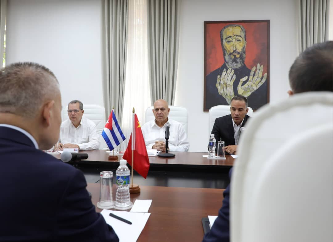 BYuniaky's tweet photo. Acompañamos a @DrRobertoMOjeda en el recibimiento a la delegación del PCCh, encabezada por Liu Haixing, jefe del Dpto. Internacional de su Comité Central. El encuentro ratificó el excelente estado y la voluntad de fortalecer los vínculos entre ambos partidos. 

#CubaNoEstáSola https://t.co/k9M3gBvKZH