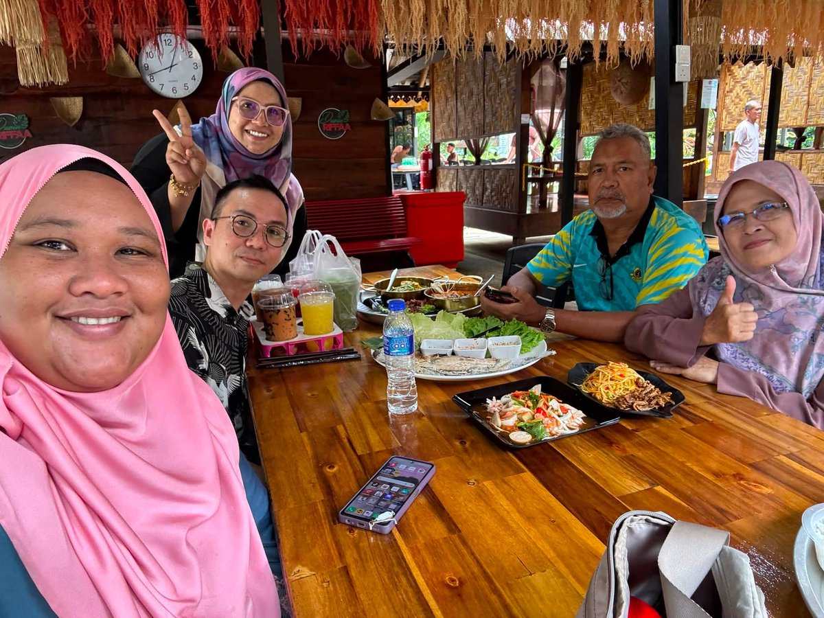 SyimanSyareman's tweet photo. time sembang n mkn kat Dusun Riffa, Cikgu Rodzi dulu Ketua Warden, sampai kami gelar “Paparazzi” sebab mata ada kt mana2. 😂

Lepas 20+ tahun, nama student, kes siapa pernah kena tangkap, semua masih dalam database. Siap details sekali. 😭

Memori apparently tak pernah delete. 😂 https://t.co/0s7iSkBbAK