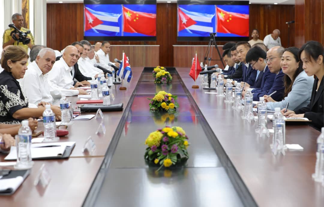 PartidoPCC's tweet photo. Las relaciones entre el Partido Comunista de Cuba (PCC) y el Partido Comunista de China (PCCh) se consolidaron este sábado con la visita a La Habana de Liu Haixing, jefe del Departamento Internacional del Comité Central del PCCh, recibido por @DrRobertoMOjeda, miembro del Buró Político y Secretario de Organización del CC PCC.

En el encuentro, Morales Ojeda transmitió un saludo del Primer Secretario del Comité Central y Presidente de la República, @DiazCanelB , y agradeció la participación de la delegación china en el I Coloquio Internacional Fidel: Legado y futuro.

La reunión reafirmó la voluntad de ambos partidos de fortalecer sus vínculos, considerados piedra angular de la relación bilateral.

En tanto, Morales Ojeda destacó la firme postura de China contra el bloqueo económico, comercial y financiero impuesto por Estados Unidos a Cuba, recrudecido este año por dos órdenes ejecutivas que lo convierten en un castigo colectivo y un genocidio contra el pueblo cubano.

Asimismo, se reiteró el apoyo histórico del PCC al principio de “una sola China” y el rechazo a los intentos de injerencia externa en los asuntos internos del país asiático.

El encuentro ratificó el excelente estado de las relaciones entre ambos partidos, su carácter especial y el interés común de avanzar en la implementación de los consensos alcanzados por sus máximos líderes, Miguel Díaz-Canel Bermúdez y Xi Jinping.

La visita de la delegación china se extenderá hasta el próximo día 10 e incluye encuentros oficiales y recorridos por centros de interés.
