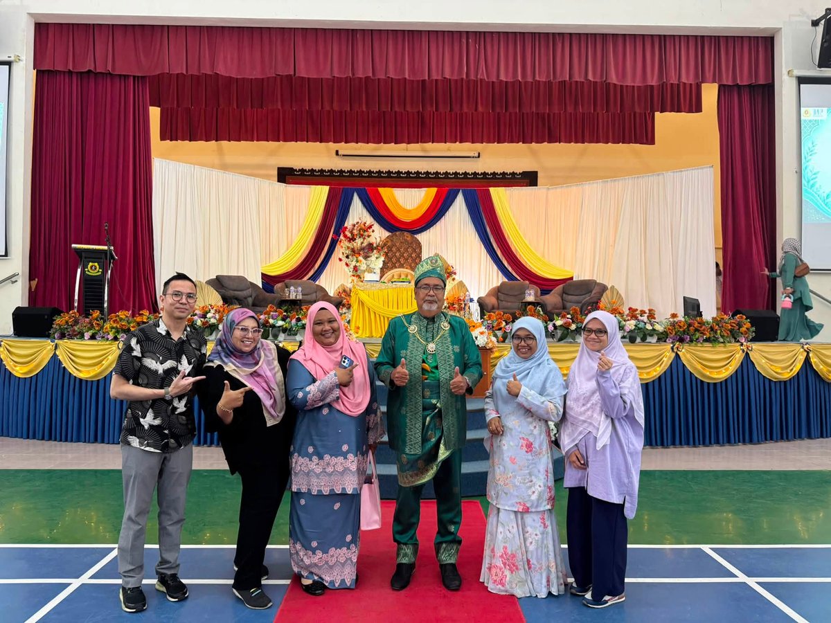 SyimanSyareman's tweet photo. Kami datang berlima wakil kecil batch MRSM Pendang 02–06. Tak sangka sampai Pengetua acknowledge kehadiran kami &amp; Cikgu Rodzi sebut nama sorang2 dalam ucapan. 🥹

20+ tahun kemudian, kami masih ingat cikgu, &amp; rupanya cikgu masih ingat kami juga. ❤️

Selamat bersara, Cikgu Rodzi! https://t.co/0ScAEfbf6n