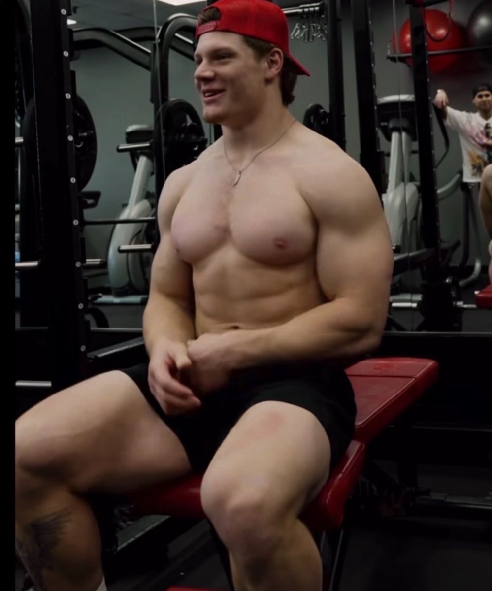 DailyNFLPlayer2's tweet photo. Antoine Deslauriers
6' 1" , 235 lbs https://t.co/iO81eaZ7wX