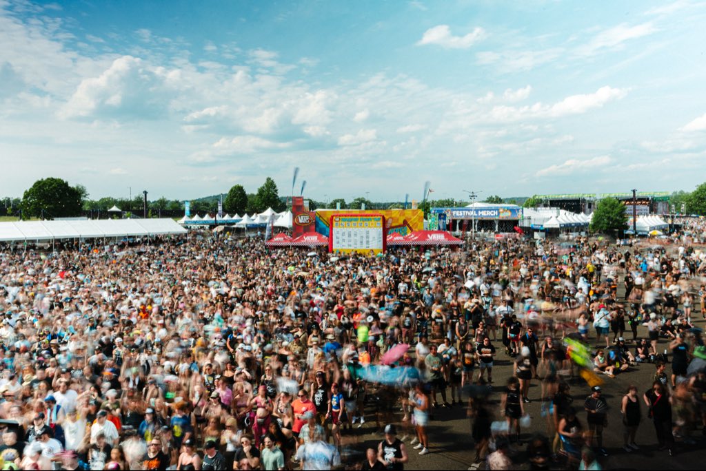 VansWarpedTour's tweet photo. a few moments from @vanswarpedtourdc, @vanswarpedtourlb, and @vanswarpedtourfl 🖤 a gorgeous sea of our warped community in every city 🥰 https://t.co/fr8M1BuNhY