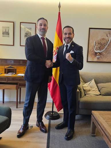 isaacjdotcom's tweet photo. Tiene una foto dándole la mano a cada enemigo de España https://t.co/ypFkR6LBeb
