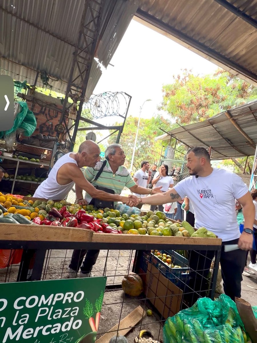 andresfme08's tweet photo. Ya esto no es visita, es tradición. 😅

La plaza, los amigos de siempre y las buenas conversaciones que nunca pueden faltar. 🥬🍅🤝

#Galería #Yumbo #AFM #Equipo https://t.co/H7CKN8lyB8