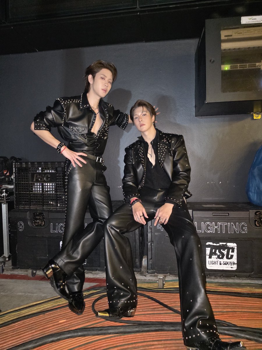 Hirunkit_'s tweet photo. วันนี้ขอบคุณ พี่ จิรัน ด้วยนะครับที่เชิญ พี่หิรัญ กับ พี่วรุศ มาร่วมร้องเพลงให้หัวใจสาวๆแตกกันหมดอันตรายจริงๆเลยพวกเรา อดถ่ายรูปกับ พี่ จิรัน เลยเดี๋ยวค่อยไปหาไรทำกันเนาะ วันนี้นานิสนุกมากครับมีความสุขมากๆอีก1วันที่ได้มาร้องเพลงกับเพื่อนแล้วโชว์ด้วยกันแบบนี้แล้วก็แฟนๆของคุณ พี่จูเนียร์ มาร์ค น่ารักมากๆครับ วันนี้คุณจูเนียร์ มาร์ค เก่งมากๆแสนมาก นานิจะคอยเป็นอีก1กำลังใจคอย ซัพพอร์ต ทั้งคู่กันไปทุกก้าวเลยนะครับ วันนี้ พี่เตตะวัน แล้วก็ น้อง ฟิล์ม เก่งมากครับนานิโอ้โหเลย ขอบคุณมากนะครับ ไว้มาร้องเพลงด้วยกันอีกนะ 
🤍🤟🏻🫶🥹🤘🏻🤟❤️‍🔥
#JuniorMarkConcertD3