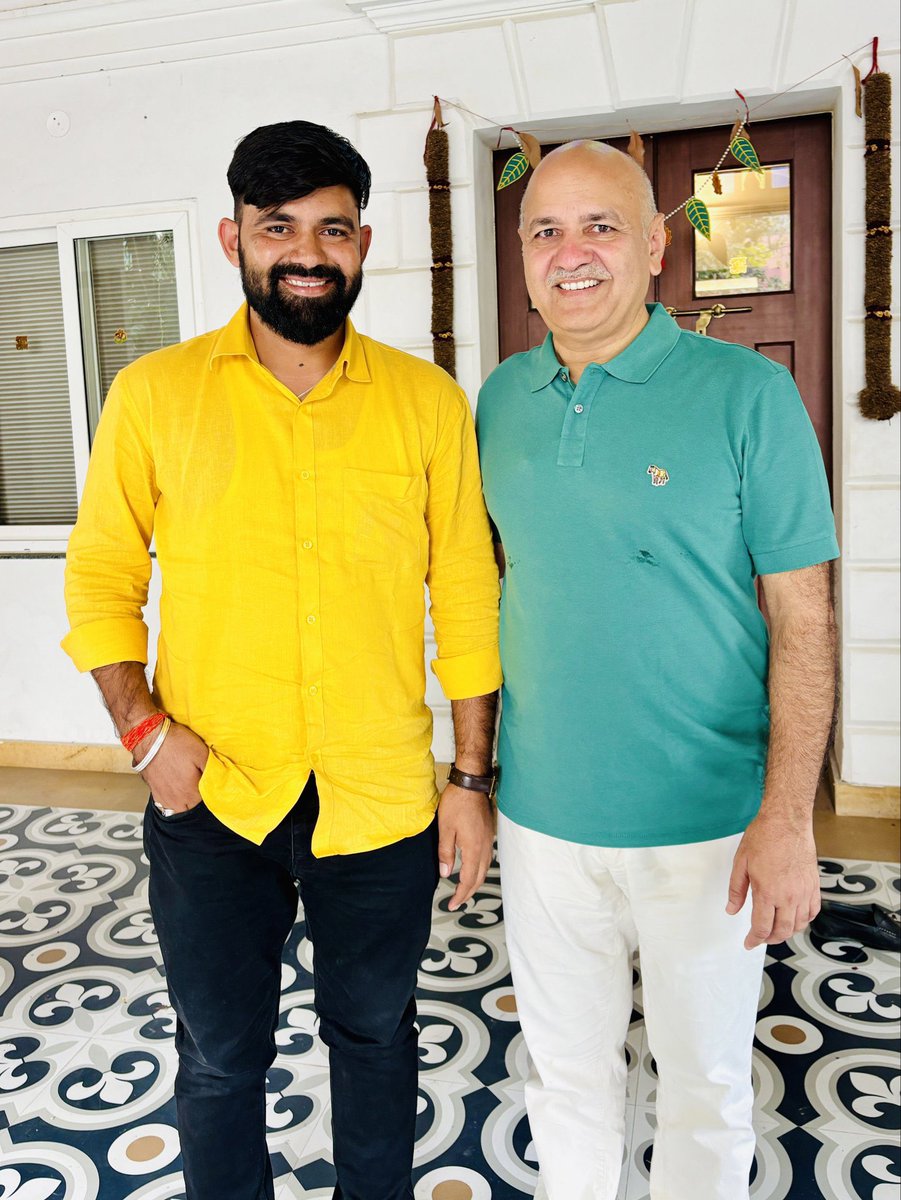 BefittingFacts's tweet photo. Mukesh Allrounder with Sisodia. Just yesterday he was asking for votes for Kejriwal and today he has become CJP leader. https://t.co/VdXou3z051