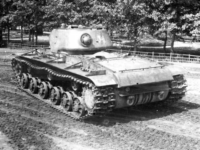 Tank_Archives's tweet photo. #OTD in 1942 the KV-1S prototype completed a 300 km trial run on dirt roads giving an average speed of 20 kph. This was better mobility than the KV-1 could achieve in similar conditions and a signal that the redesign was a success. #tanks #history #WW2 #WWII https://t.co/ZxiNVd6H25