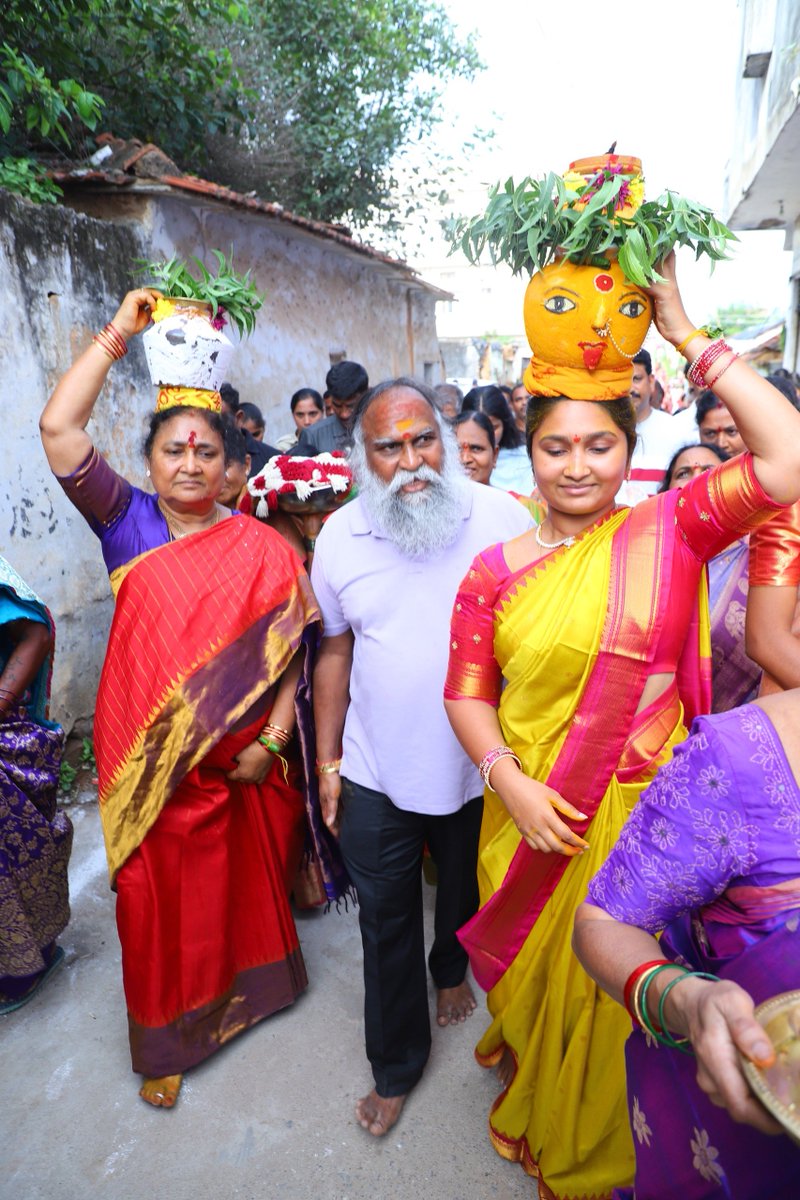 ImJaggaReddy's tweet photo. గంజాయి తాగకండి..  చిన్న పిల్లలకు సెల్ ఫోన్లు ఇవ్వకండి
గంజాయి తాగవద్దని యువతకు పిలుపు.. చిన్న పిల్లల చేతికి సెల్ ఫోన్లు ఇవ్వొద్దని తల్లిదండ్రులకు జగ్గారెడ్డి దిశానిర్దేశం

సంగారెడ్డి బోనాల ఉత్సవంలో జగ్గారెడ్డి సందేశం..

#Jaggareddy #Sangareddy #Bonalu2026 #SangareddyBonalu https://t.co/7x0uU6N1Q5