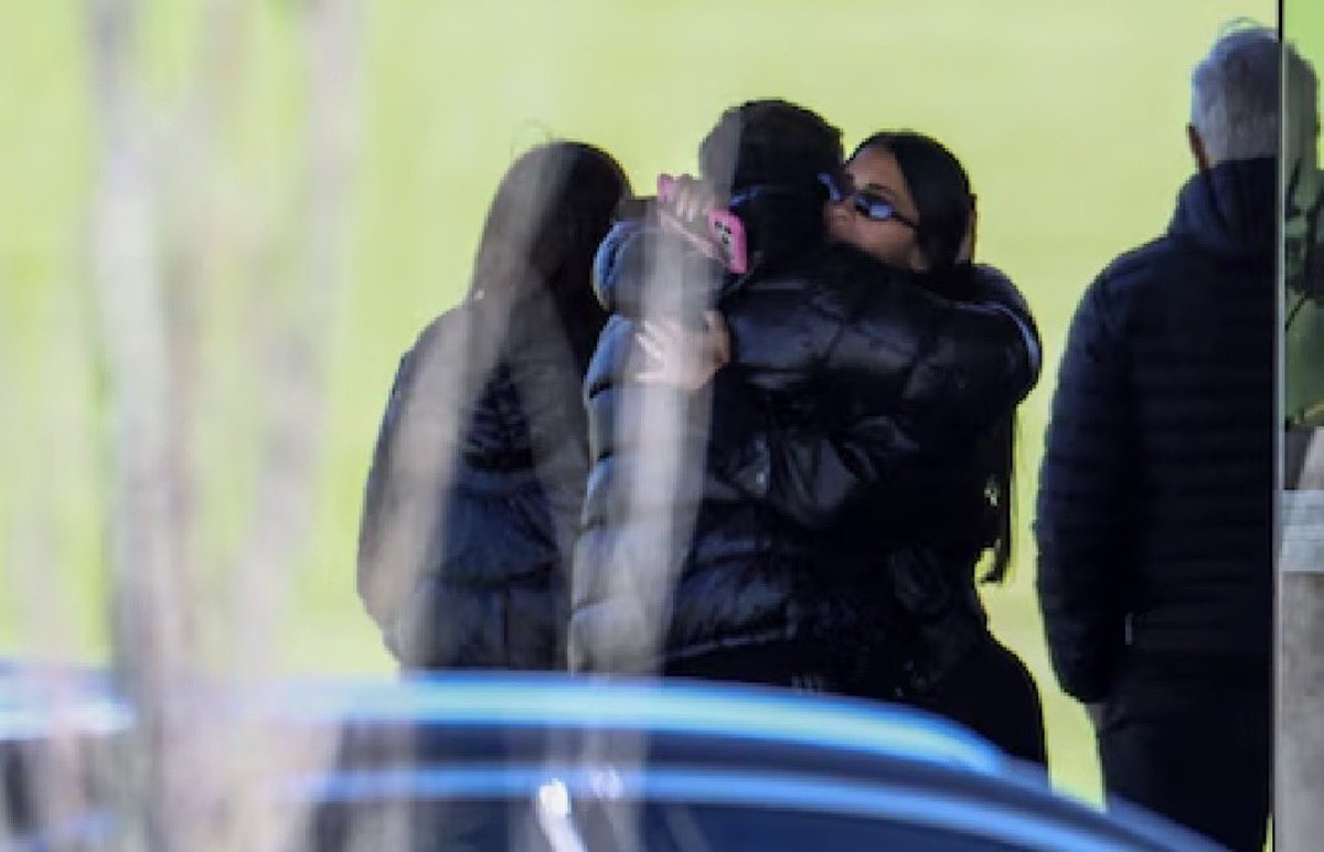 fedeflowersok's tweet photo. Leo Messi y la familia en el último adiós a Jorge Messi. https://t.co/8J7q12EoOf