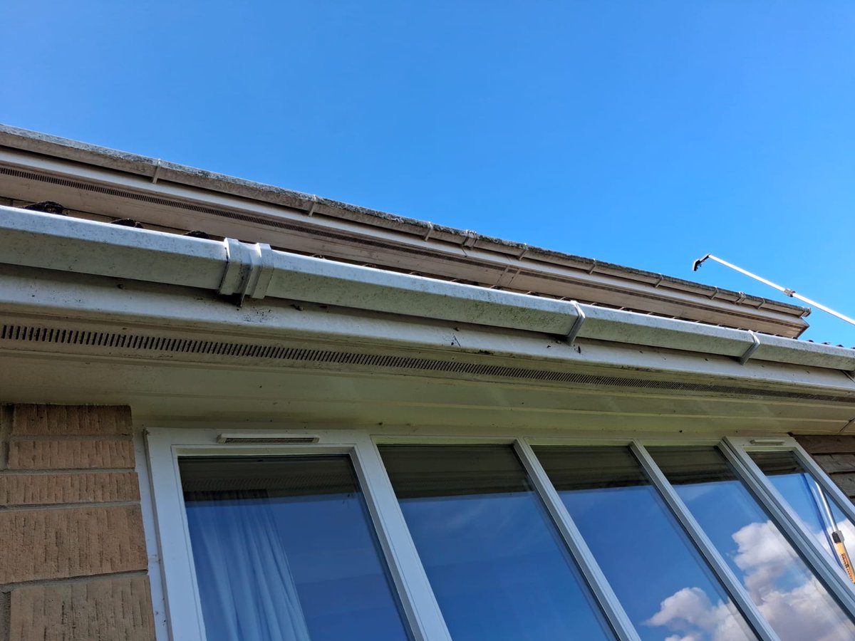bathwindows's tweet photo. Washing off soffits, fascia and gutters. Let us do the dirty work.💪😊 https://t.co/3KqWhnC5kc