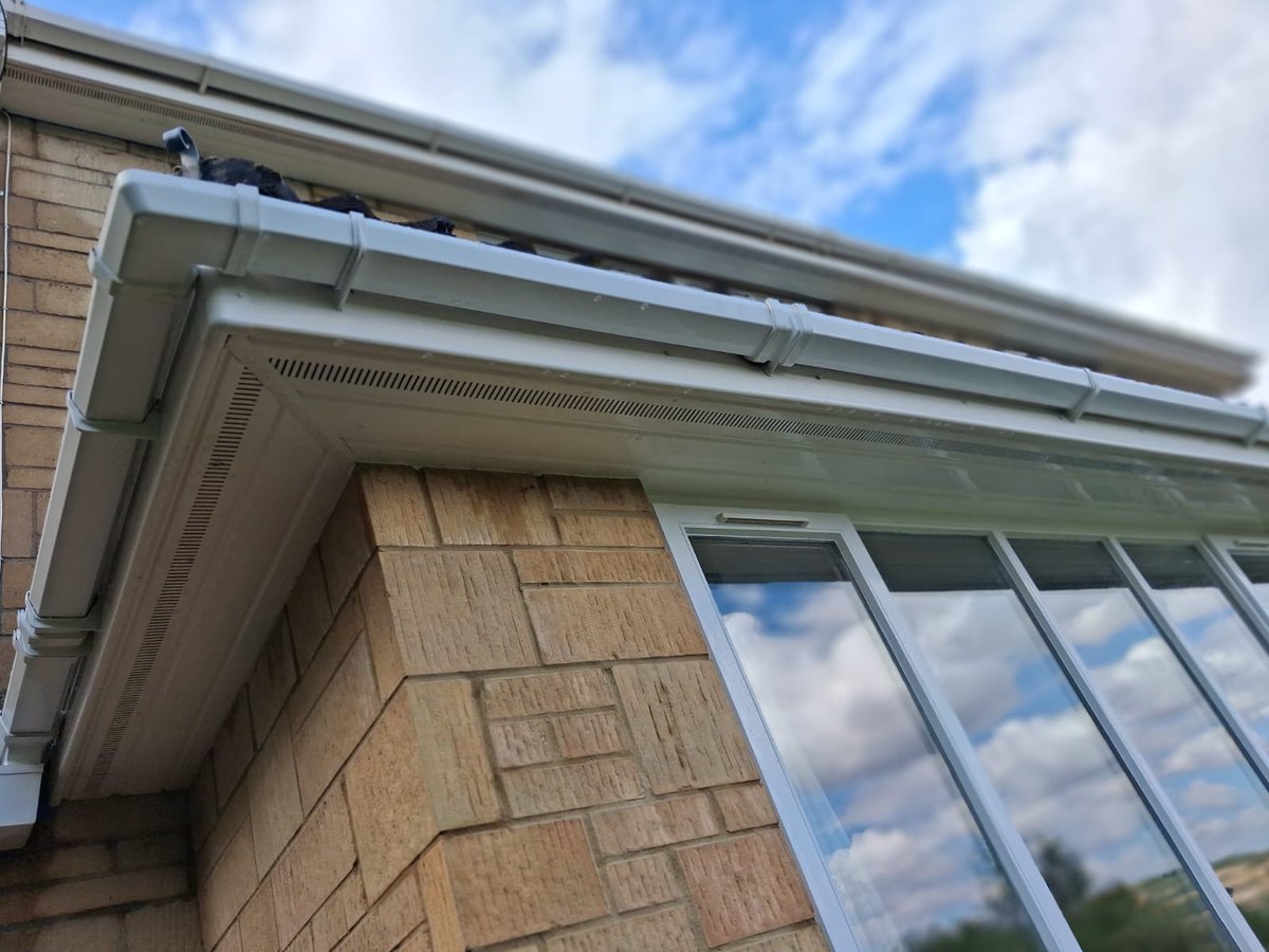 bathwindows's tweet photo. Washing off soffits, fascia and gutters. Let us do the dirty work.💪😊 https://t.co/3KqWhnC5kc
