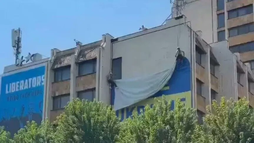 BayramPomak's tweet photo. Zelenski'nin dün Belgrad'ta Kosova'yı tanımayı düşünmüyoruz açıklamasından sonra bugün Kosova'nın başkenti Priştine meydanında bulunan ''Free Ukraine'' afişi Priştine Belediyesi tarafından kaldırıldı. https://t.co/JOAbV5EHKh