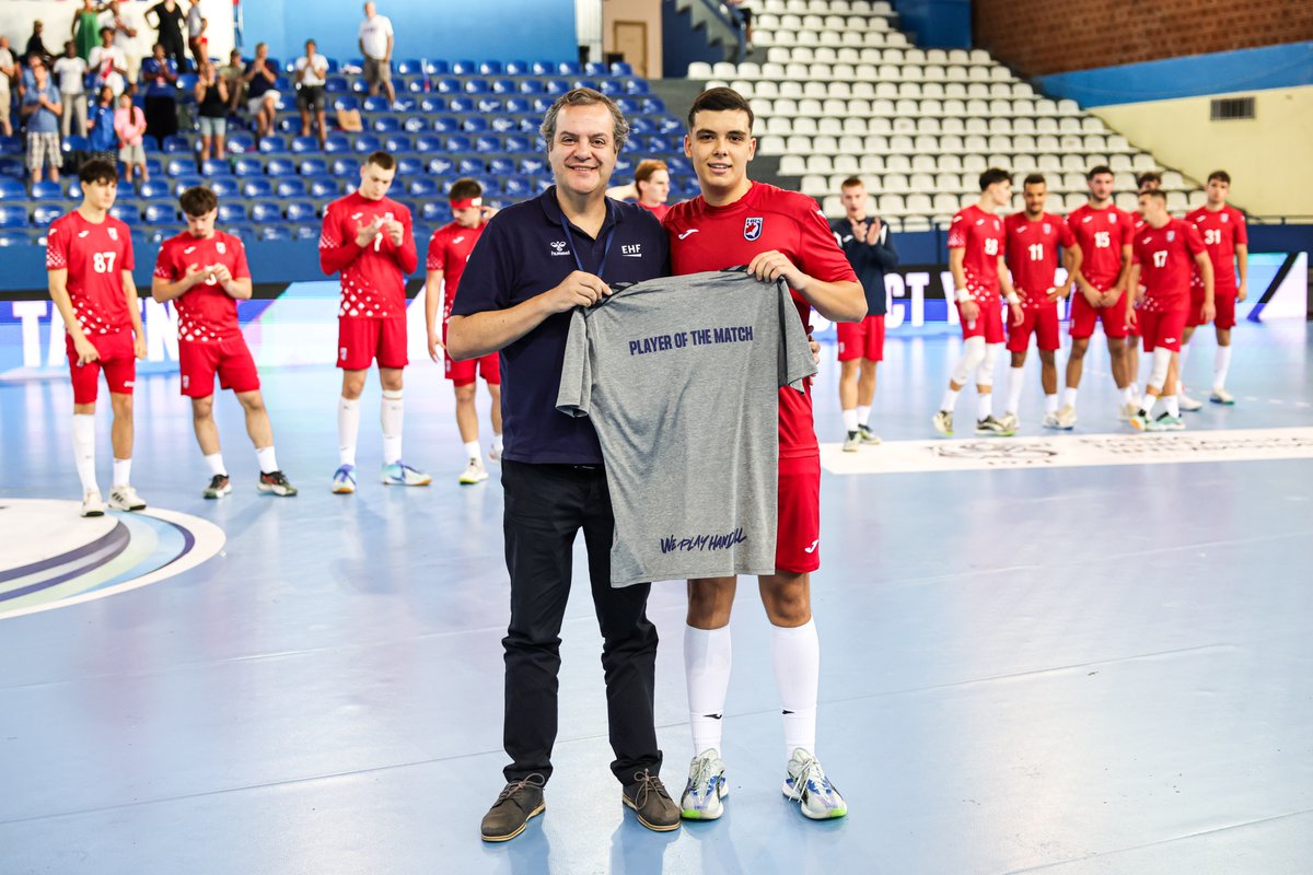 HRS_CHF's tweet photo. 🇭🇷 | 𝐌𝐥𝐚đ𝐢 𝐣𝐮𝐧𝐢𝐨𝐫𝐢 |
Naši mlađi juniori porazom od Francuske 29:36 zaključili su EHF EURO i na kraju osvojili 8. mjesto.

Iza naših dečki je jedno veliko europsko iskustvo. Hvala na borbi i predstavljanju Hrvatske! ❤️🇭🇷

#crohandball https://t.co/PXefCTyWC1