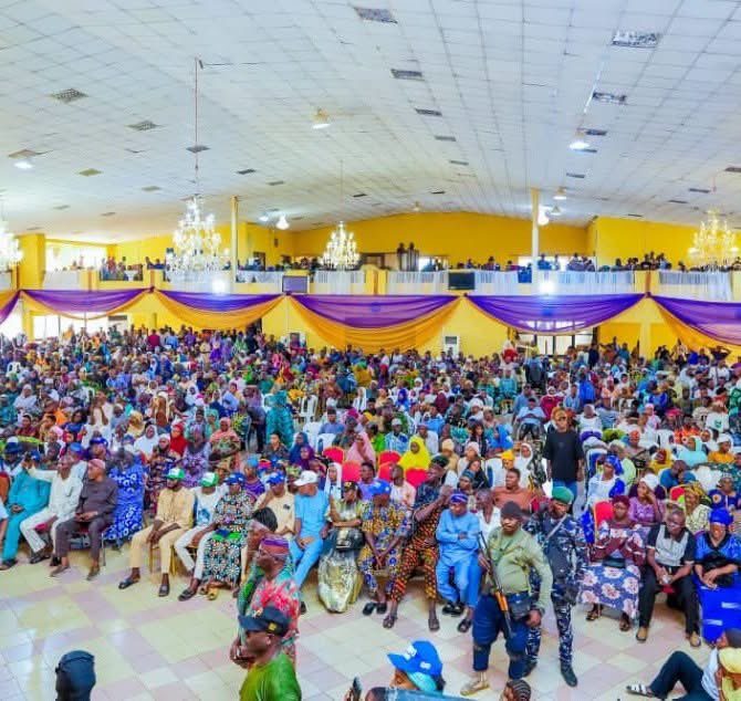 abdullahayofel's tweet photo. •In 2007, Aregbesola ran for governor of Osun State with the backing of former Governor Akande, and won.

• In 2014, Aregbesola again contested the Osun gubernatorial election, this time supported by former Governors Adeleke, Akande, and Oyinlola, and won.

• In 2018, Oyetola entered the race with the support of former Governors Akande and Aregbesola, and won.

• In 2022, Adeleke secured victory with the backing of two of the three living former governors, Oyinlola and Aregbesola, leaving only Baba Akande to support Oyetola.

• In 2026, Ambo is in the Osun gubernatorial race with the support of three of the four living former governors:👇🔥

Akande, Oyinlola, and Oyetola. Meanwhile, former Governor Aregbesola is expected and predicted to back Najeem Salaam till the end, and Adeleke is left without a support base. In the end, Oyebamiji will emerge victorious.

Ade ti lule gbim 😂