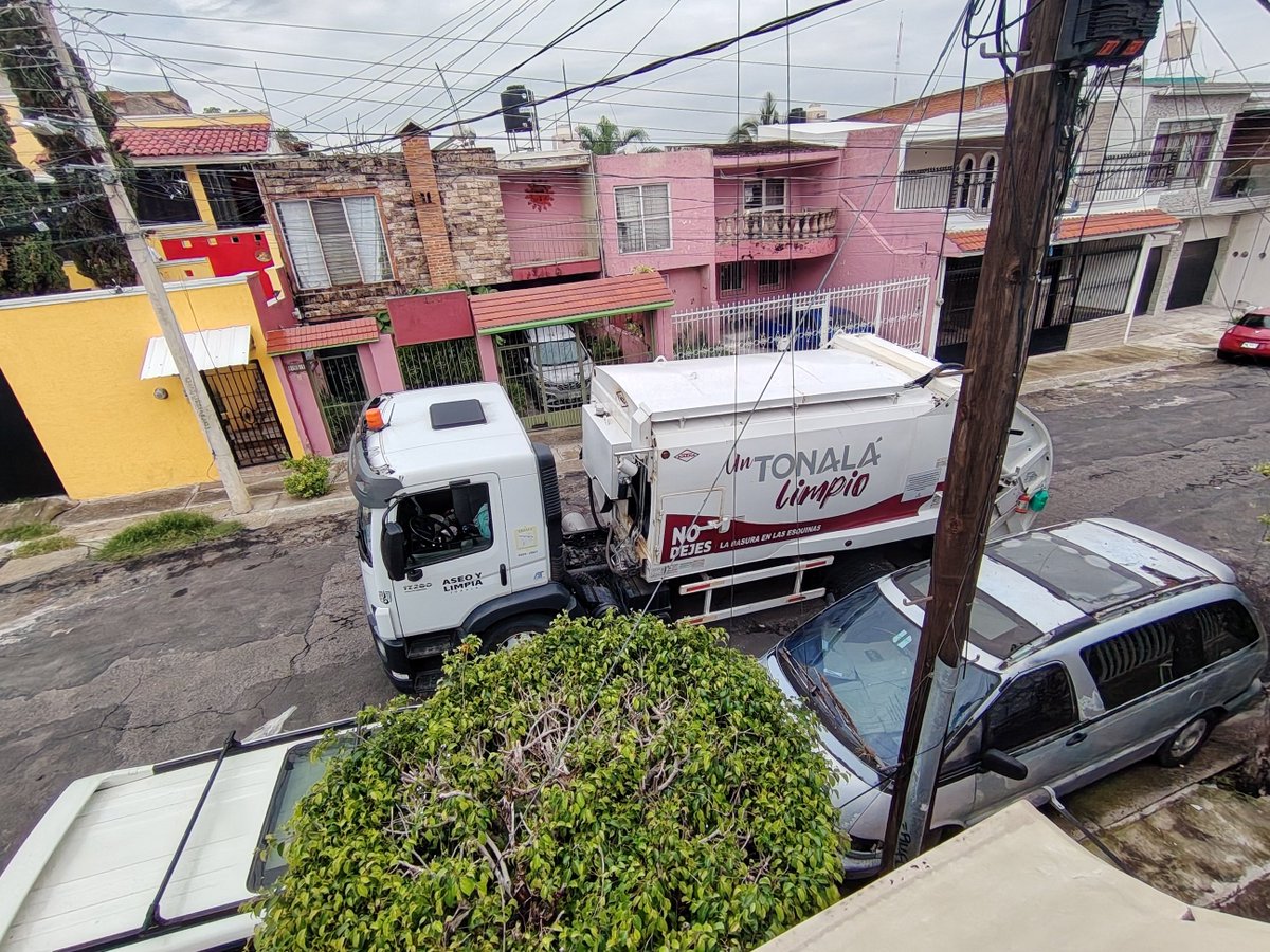 kos_bb22's tweet photo. @siapagdl quisiera reportar un socavón, calló el camión de la basura, lo que preocupa es que están las tuberías del agua y del gas expuestas, está sobre calle loma quieta poniente, esquina con loma bella en loma dorada, Tonalá Jalisco. Agradezco su atención. https://t.co/zkW6vACoDt