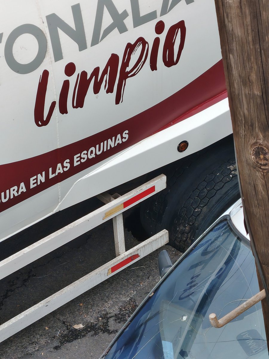 kos_bb22's tweet photo. @siapagdl quisiera reportar un socavón, calló el camión de la basura, lo que preocupa es que están las tuberías del agua y del gas expuestas, está sobre calle loma quieta poniente, esquina con loma bella en loma dorada, Tonalá Jalisco. Agradezco su atención. https://t.co/zkW6vACoDt