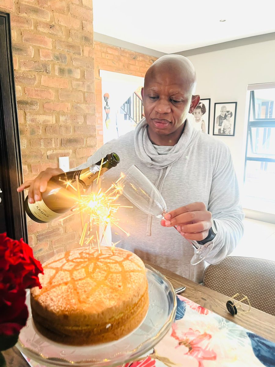 qbjt's tweet photo. @fanmasango
Brother Fan, marking the register from the flight back to the deserts sadly.
A very short weekend at home to celebrate my birthday on the 8th August ๐ค๐ฝ
As sad as I am to leave home, I know the music will be good, as usual on a Sunday.
@jozifm #BrotherToTheNight https://t.co/JyQ2FdGZlD