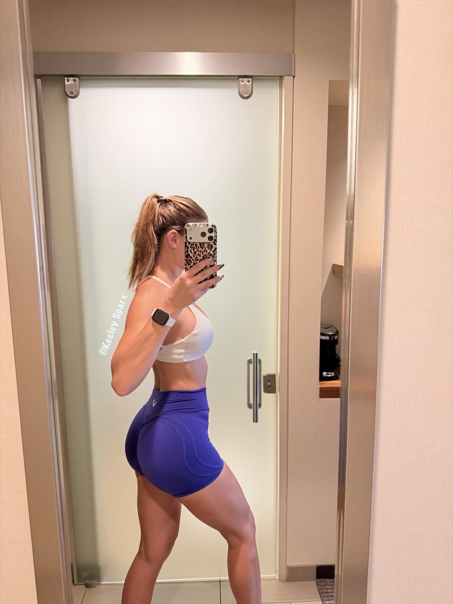 Keeley_Sparx's tweet photo. Walked more than two miles, bought merch, and working out to get a good pump all before noon 🤟🏼 https://t.co/plkmZTJBWf