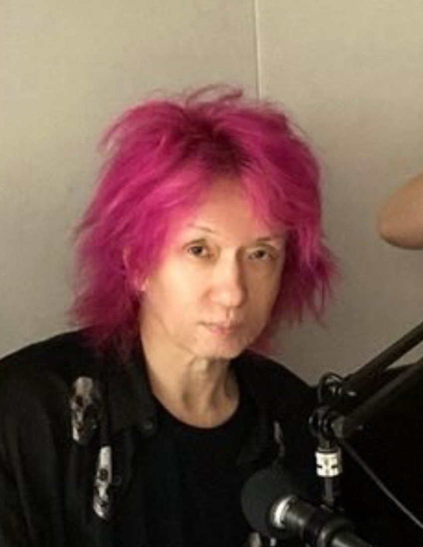 tacaxima's tweet photo. Eu fico embasbacada com a quantidade de cabelo que esse homem tem até hoje, o cabelo dele é um dos mais fritos pela descoloração de todo o vkei e mesmo assim ele também é um dos mais cabeludos da cena, é incrível, um couro cabeludo de respeito mesmo, o mais resistente da história https://t.co/qAyz9Gyljm