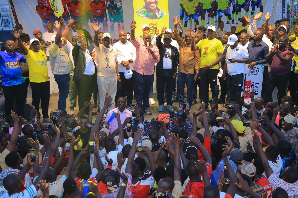 MichealTumwa's tweet photo. Chairman PLU @mkainerugaba supports awards 54 millions uganda shs to Ankole cup . He pleadges to continue supporring sports. Represented by @HonTwallafadil PLU secretary General Congs #Ibanda District winners of @Ankolecup .@AgabaGe48451239 @Asiimwe_N_Banie @Thomas_Tayebwa https://t.co/28dWR4BmnP
