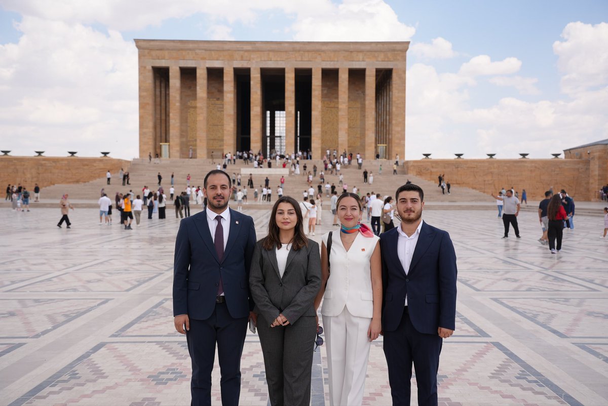uveysizol's tweet photo. Gençlik kolları Genel Başkanımız Sayın Av. Berfin Karan ve  Gençlik Kolları Merkez Yönetim Kurulu üyelerimizle birlikte,  Önderimiz Gazi Mustafa Kemal Atatürk’ün huzuruna çıkarak Anıtkabir’de minnet duygularımızı ifade ettik.
Bizlere emanet ettiği Cumhuriyet’i, demokratik hukuk devletini koruma ve daha ileriye taşıma kararlılığımızı bir kez daha vurguladık. Ardından Cumhuriyetimizin ikinci Cumhurbaşkanı, Milli Mücadele kahramanımız İsmet İnönü’yü de kabri başında andık. 
Cumhuriyet değerlerine bağlı, özgür ve aydınlık bir ülke için gençler olarak omuz omuza, aynı inançla çalışacağız.

@herkesicinCHP @kilicdarogluk @avberfinkaran